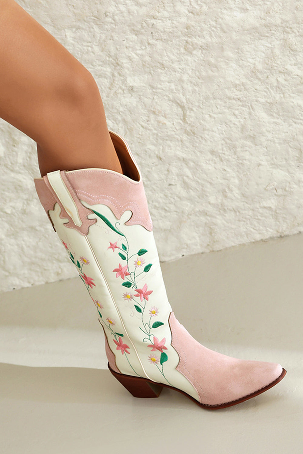 Botas vaqueras de tacón grueso bordadas hasta la rodilla y pantorrillas anchas blancas