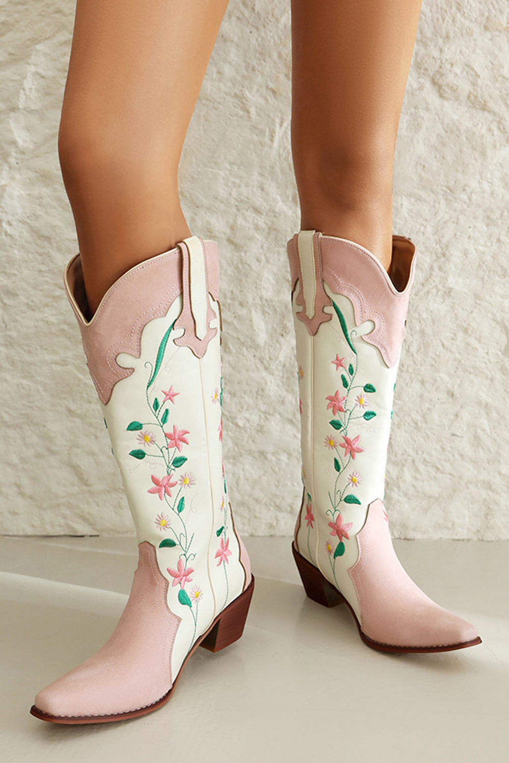 Botas vaqueras de tacón grueso bordadas hasta la rodilla y pantorrillas anchas blancas