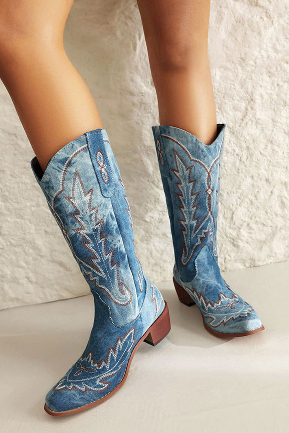 Botas vaqueras clásicas de pantorrilla ancha con punta puntiaguda bordada hasta la rodilla