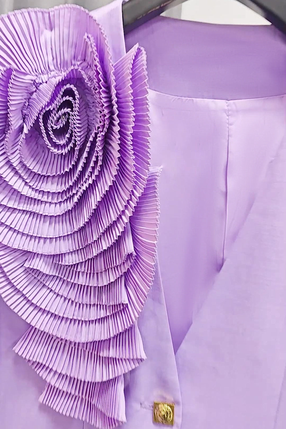 Blazer de mujer con cuello en V y un solo botón de flor morada