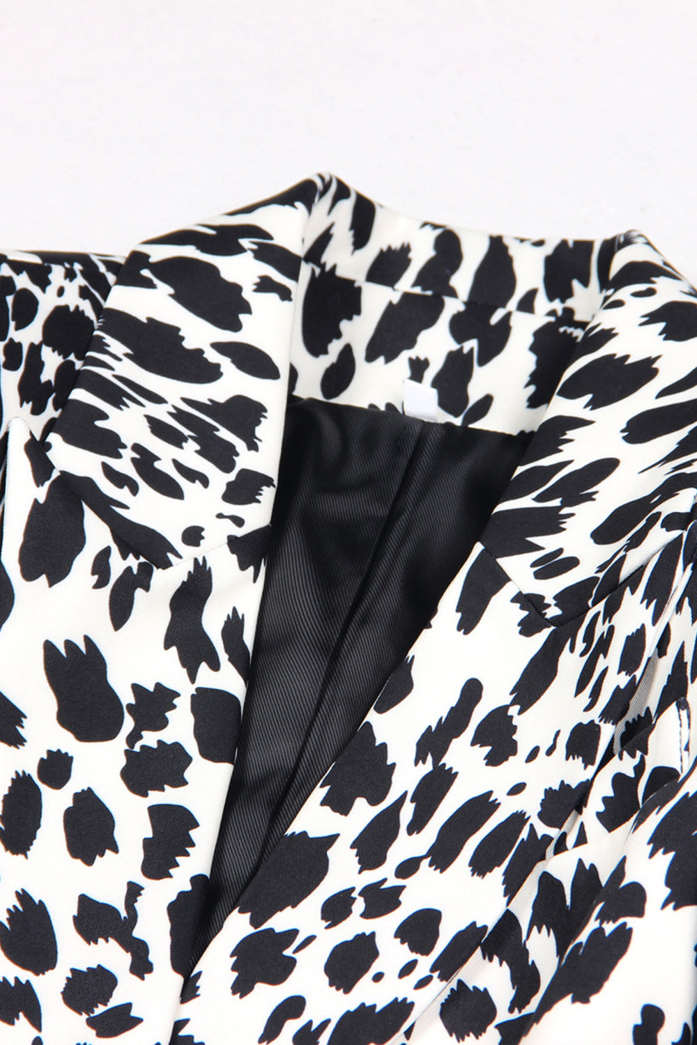 Blazer de mujer con estampado de salto en blanco y negro con solapa de pico con un botón