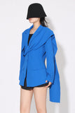 Blazer de mujer con solapa asimétrica con muescas en azul real