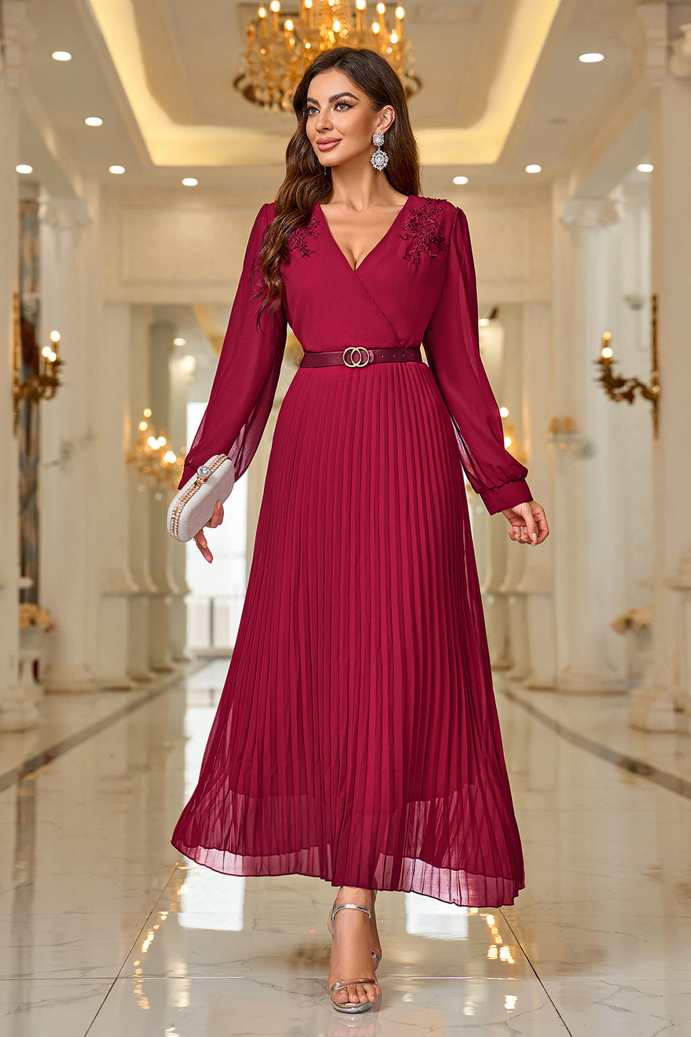 Vestido de fiesta con cinturón con apliques plisados con cinturón y escote en V burdeos