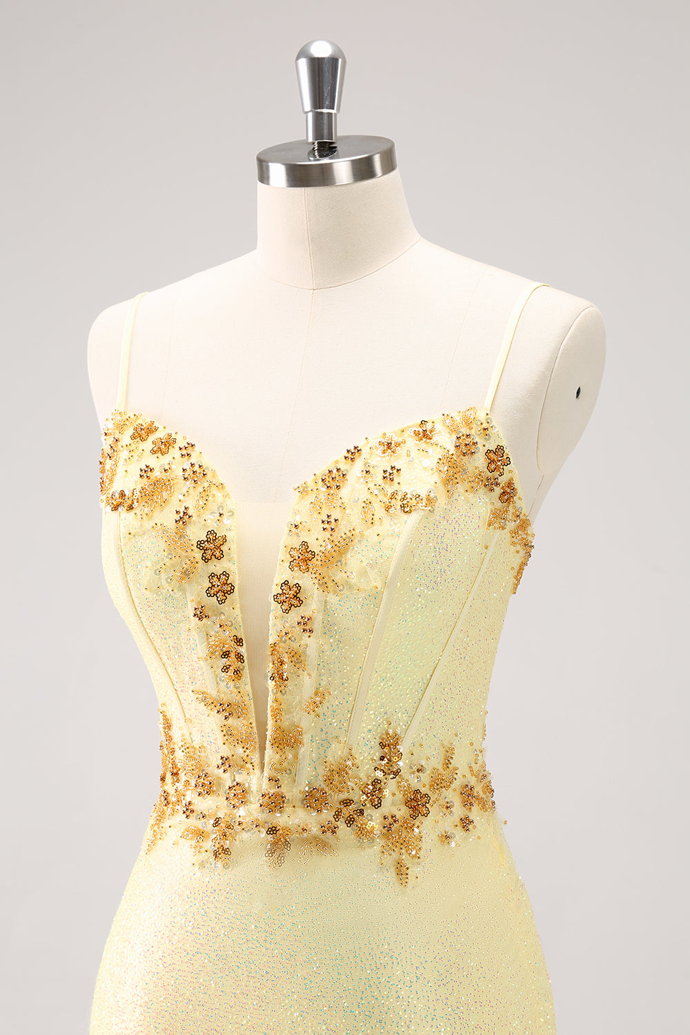 Vestido de fiesta ajustado corto con tirantes finos y lentejuelas de color amarillo brillante