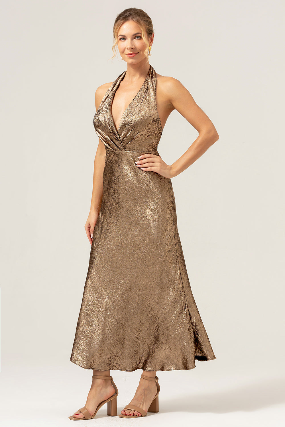 Vestido de dama de honor de sirena dorada con cuello halter sin espalda