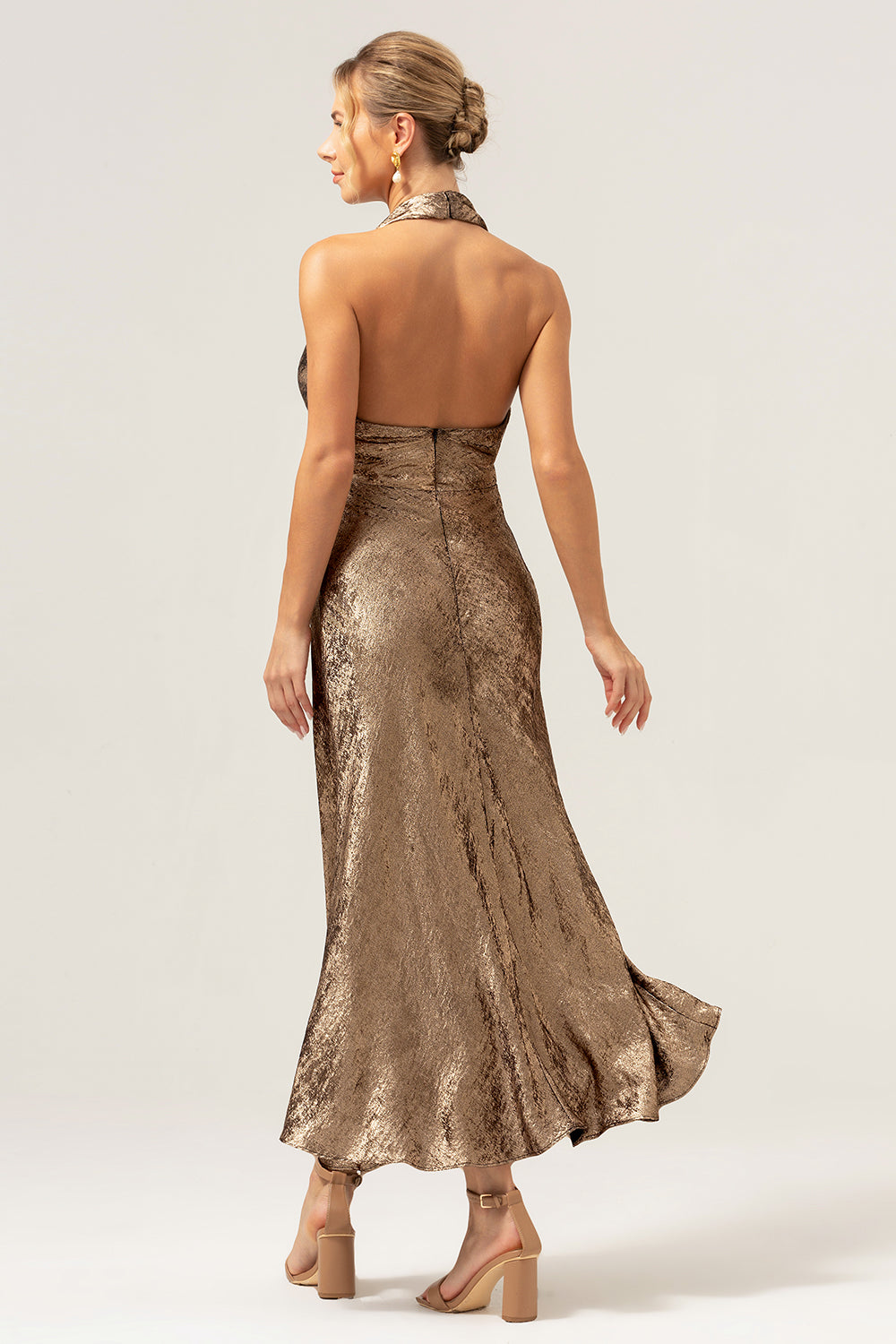 Vestido de dama de honor de sirena dorada con cuello halter sin espalda