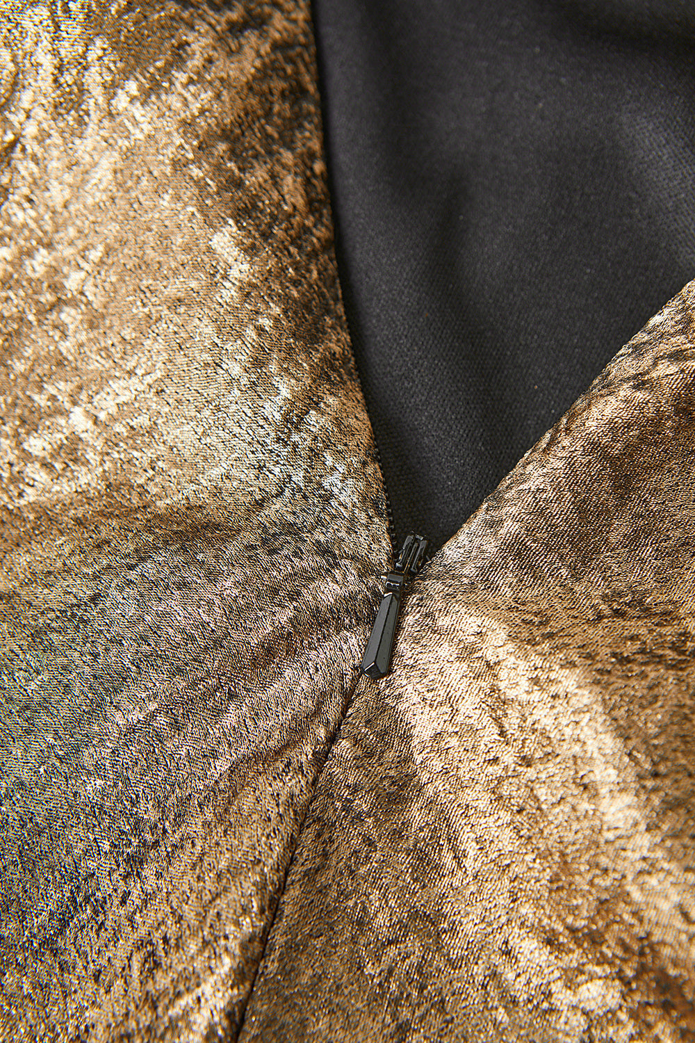 Vestido de cóctel midi de satén sirena con cuello halter dorado