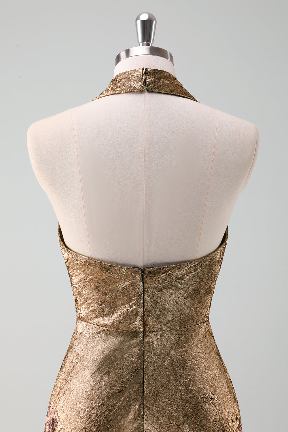 Vestido de invitada de boda midi sirena con cuello halter dorado