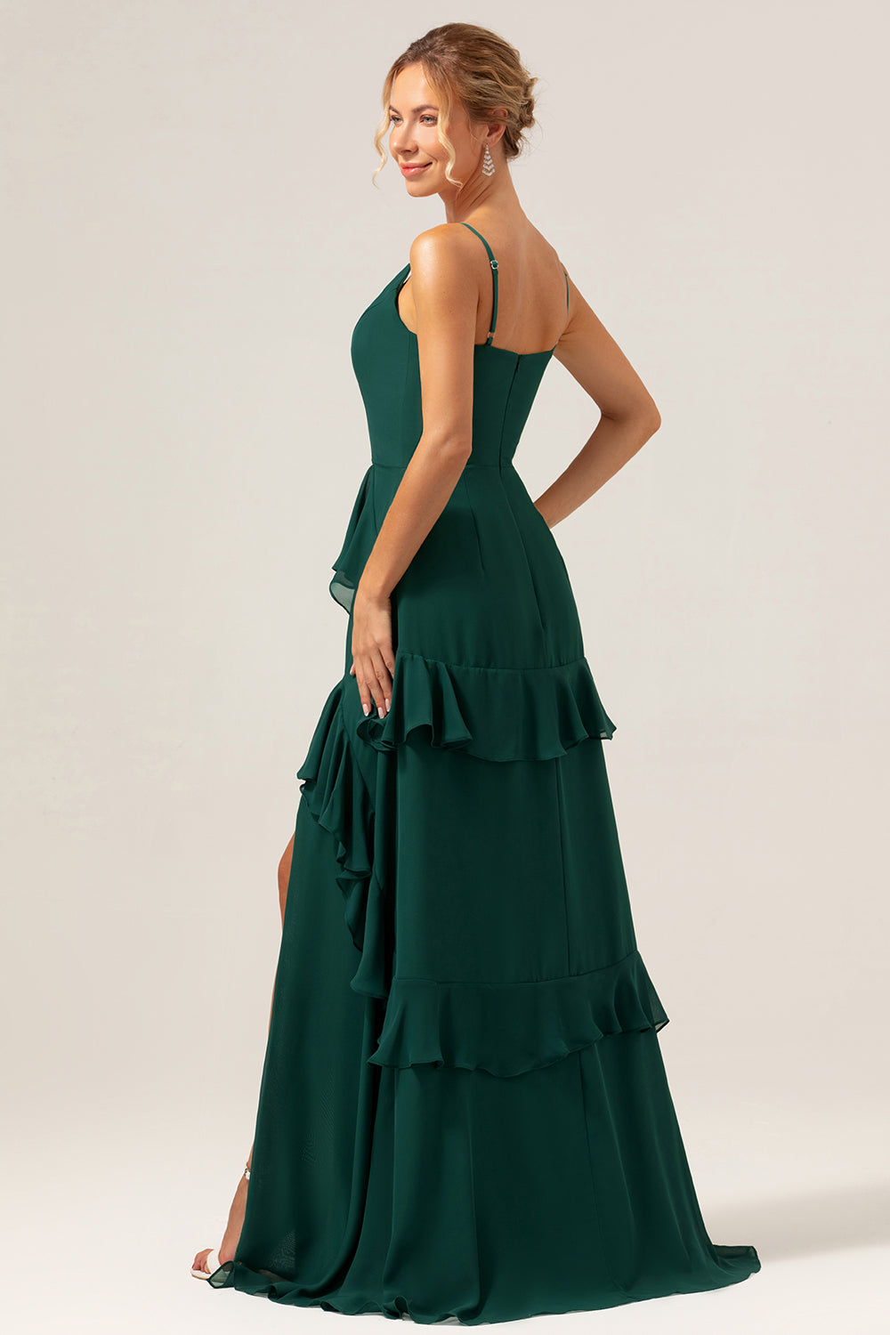 Vestido largo de dama de honor de gasa con volantes y tirantes de espagueti de línea A verde oscuro