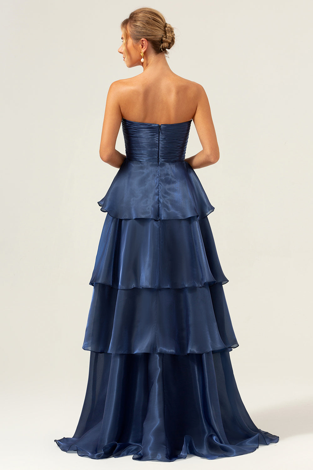 Azul marino oscuro Una línea sin tirantes vestido de fiesta largo de satén escalonado