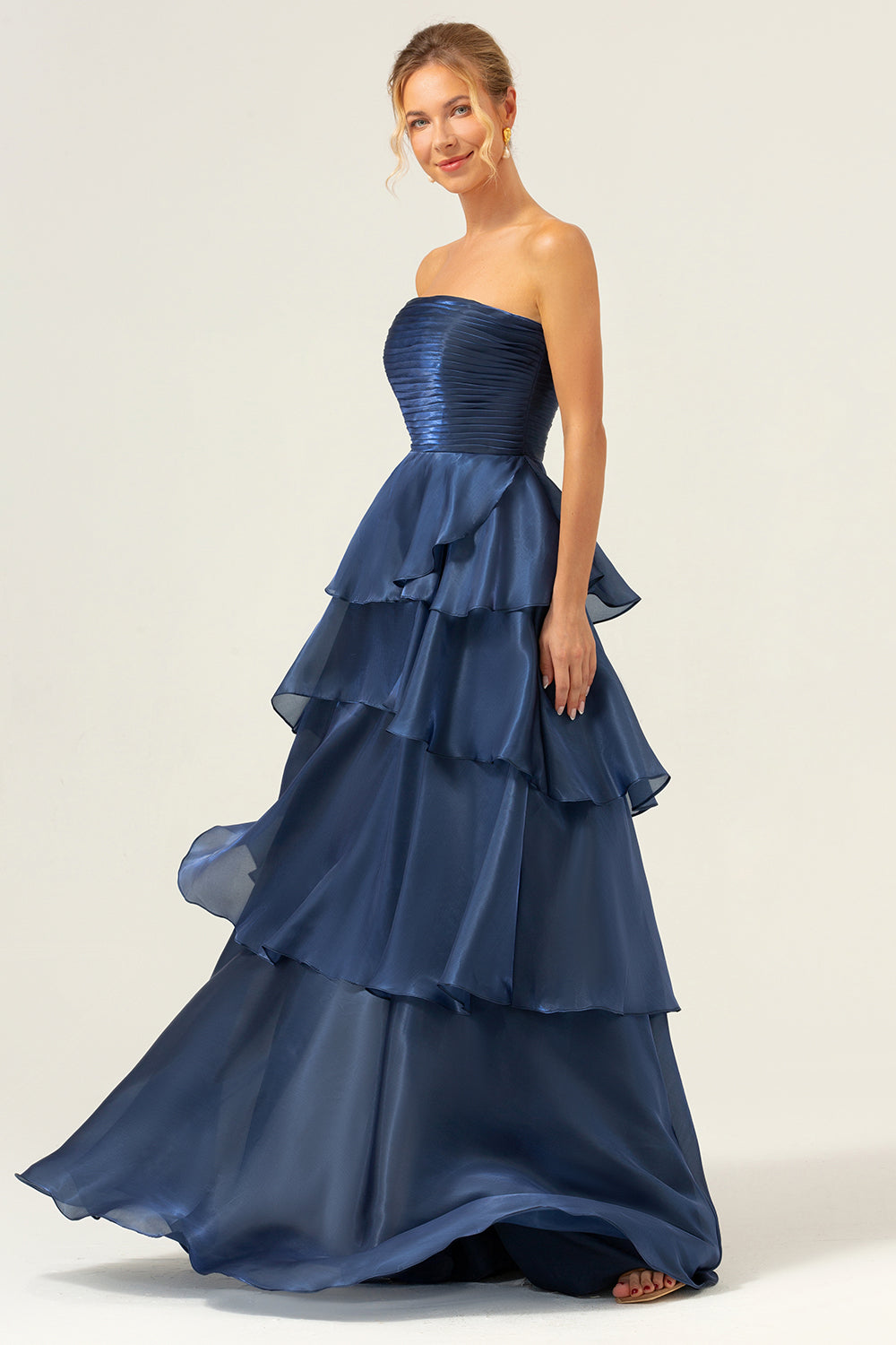 Azul marino oscuro Una línea sin tirantes vestido de fiesta largo de satén escalonado