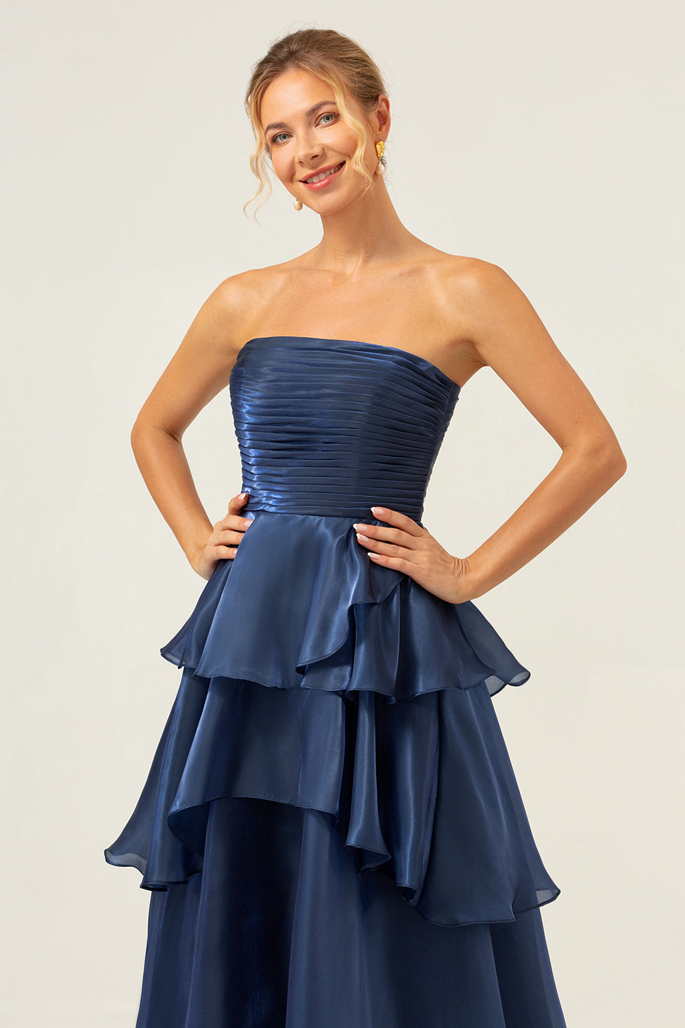 Azul marino oscuro Una línea sin tirantes vestido de fiesta largo de satén escalonado