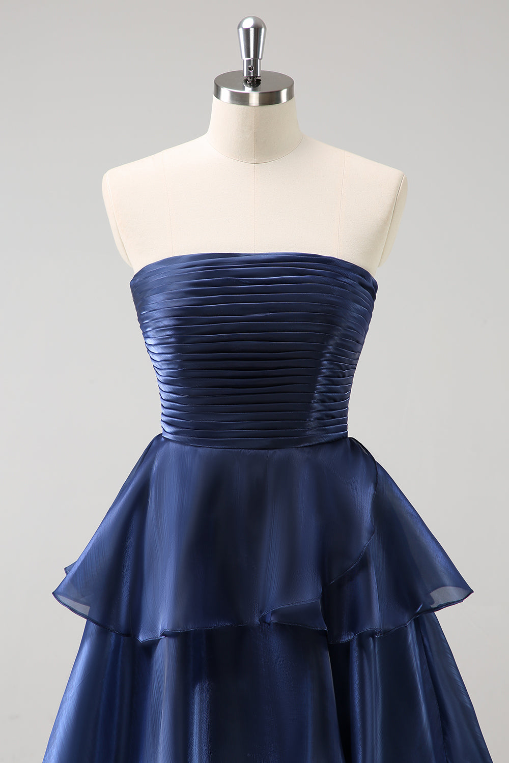 Azul marino oscuro Una línea sin tirantes vestido largo de dama de honor de satén