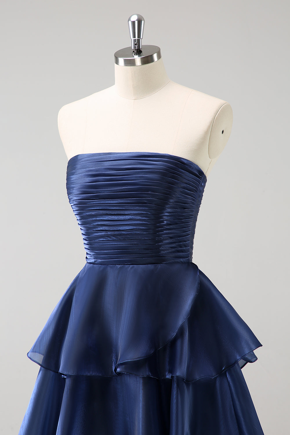 Azul marino oscuro Una línea sin tirantes vestido largo de dama de honor de satén