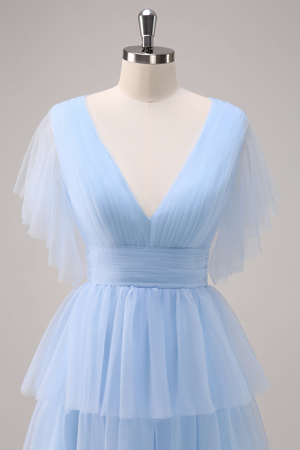 Vestido largo de dama de honor de tul escalonado con escote en V gris azul con abertura