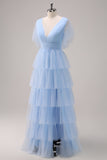 Vestido largo de dama de honor de tul escalonado con escote en V gris azul con abertura