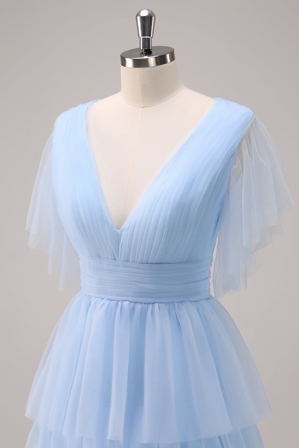 Vestido largo de dama de honor de tul escalonado con escote en V gris azul con abertura