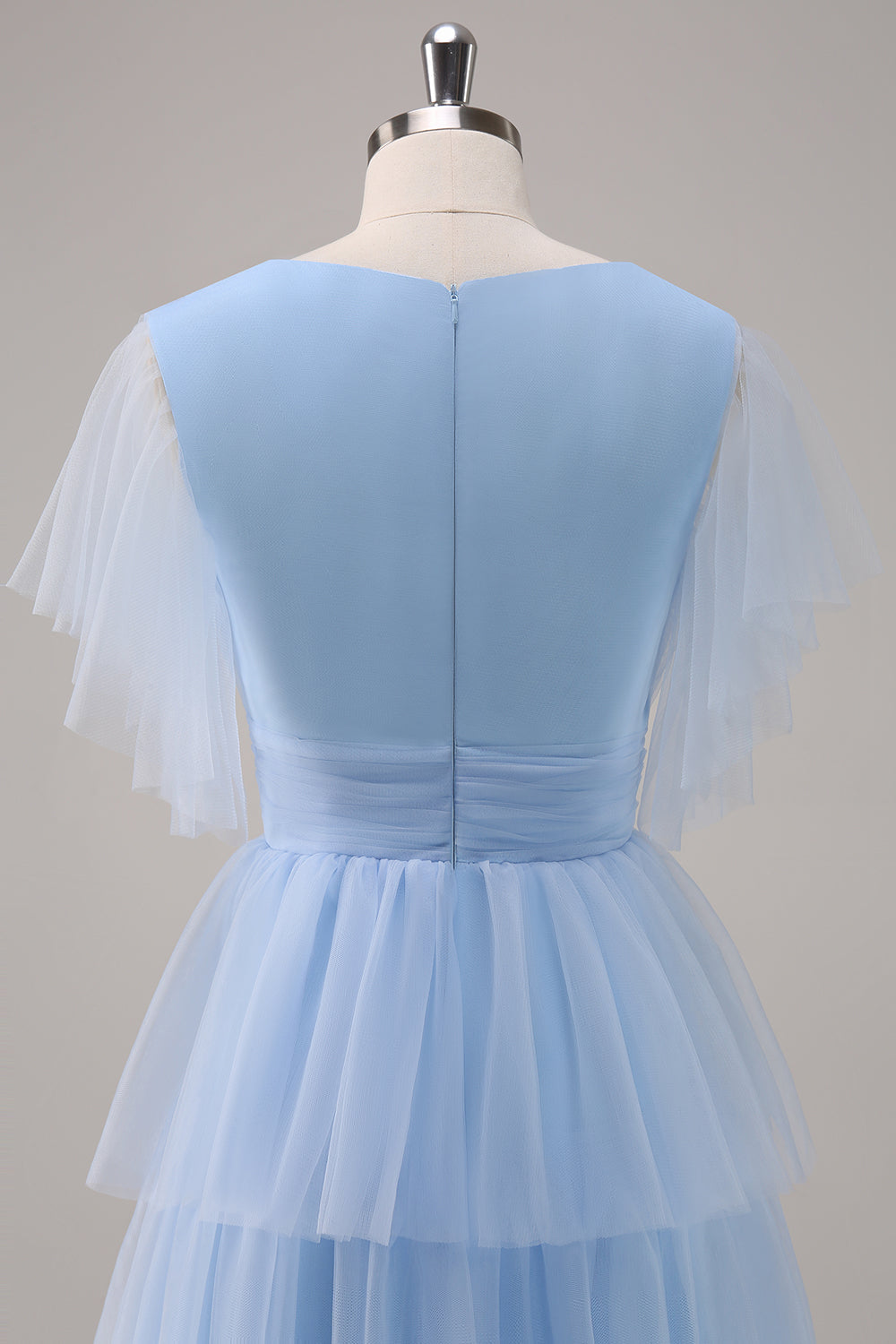 Vestido largo de dama de honor de tul escalonado con escote en V gris azul con abertura