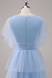 Vestido largo de dama de honor de tul escalonado con escote en V gris azul con abertura