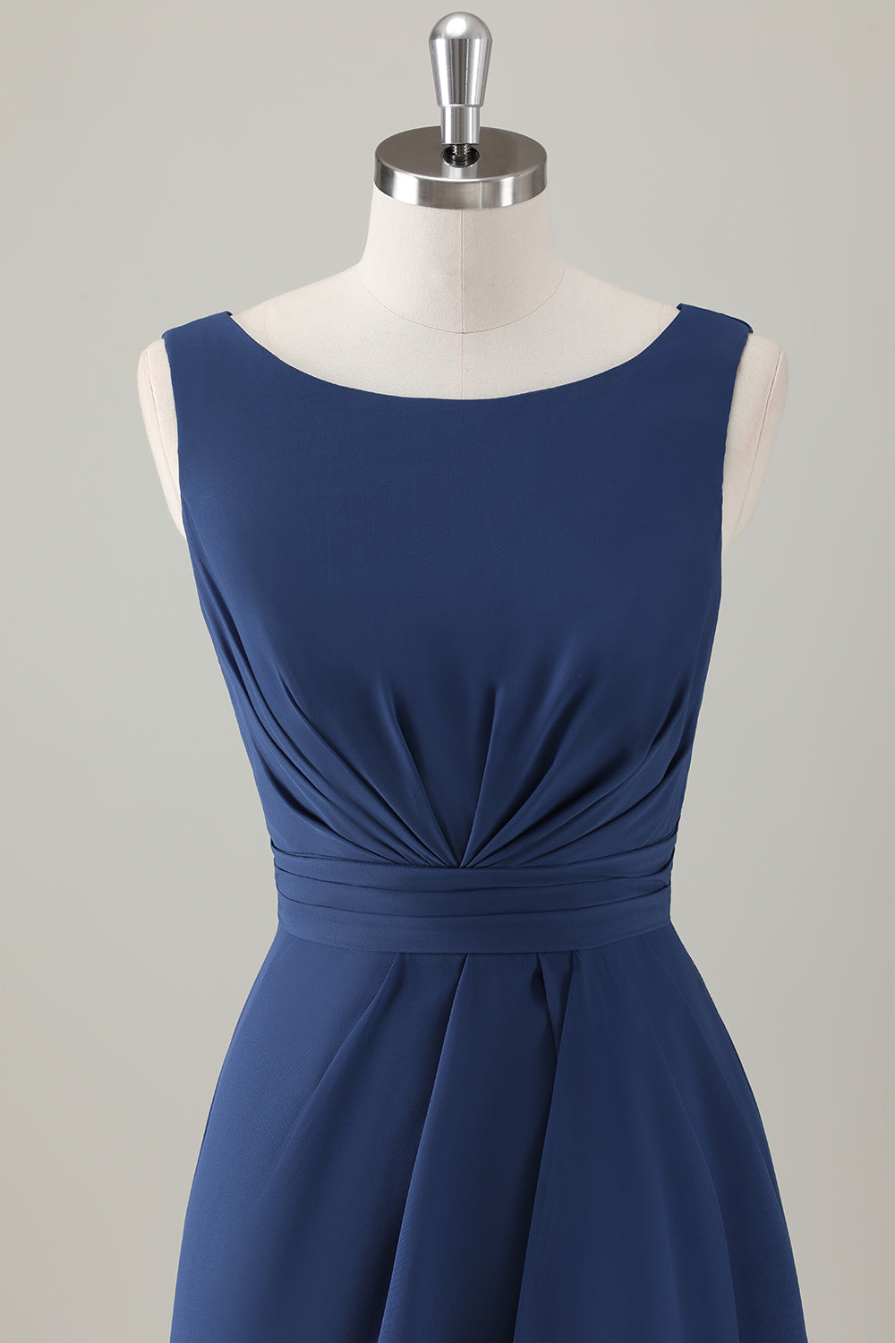Vestido de dama de honor largo con volantes en línea A azul oscuro con abertura