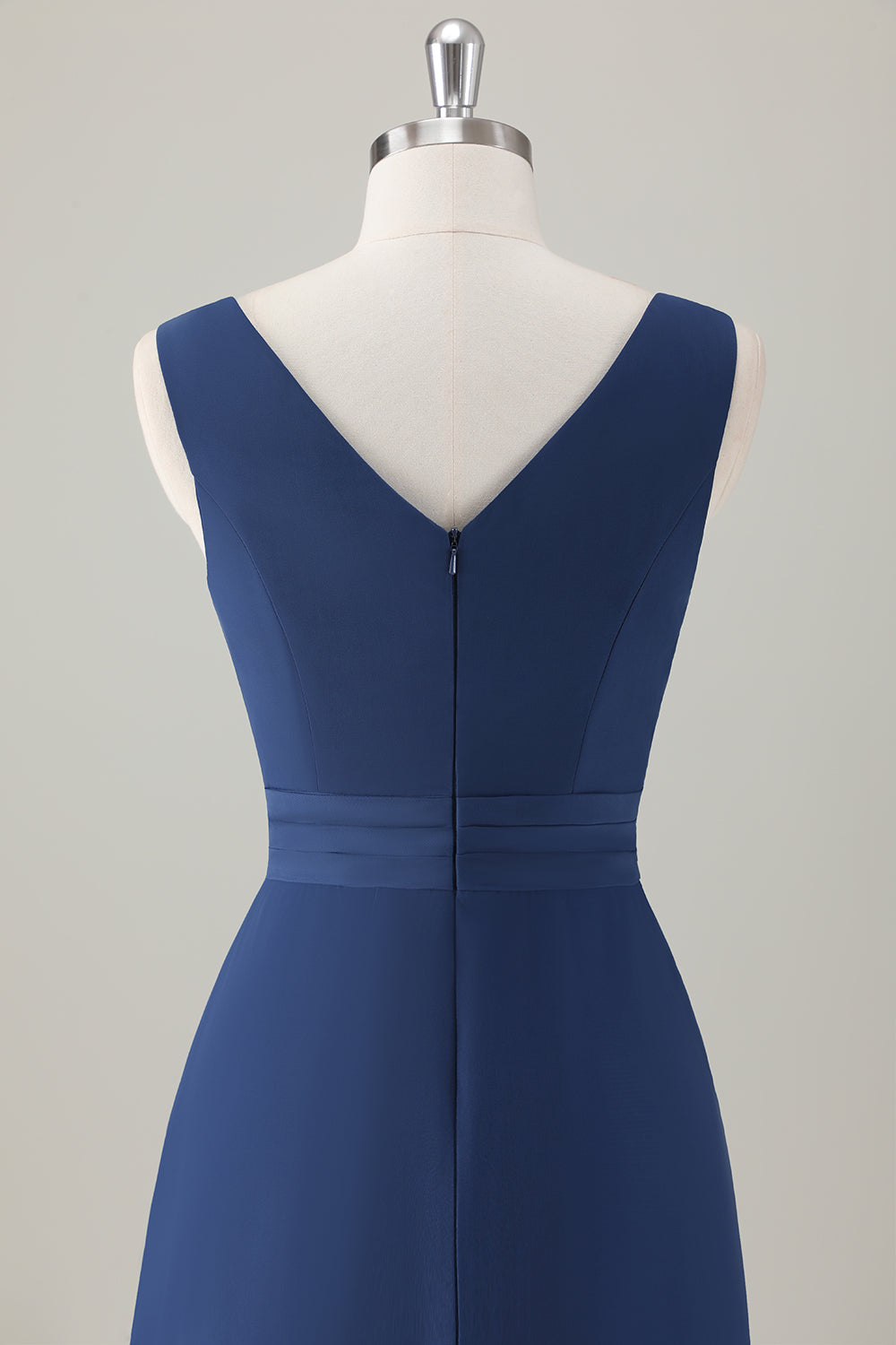 Vestido de dama de honor largo con volantes en línea A azul oscuro con abertura