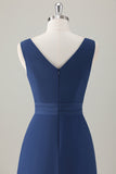 Vestido de dama de honor largo con volantes en línea A azul oscuro con abertura