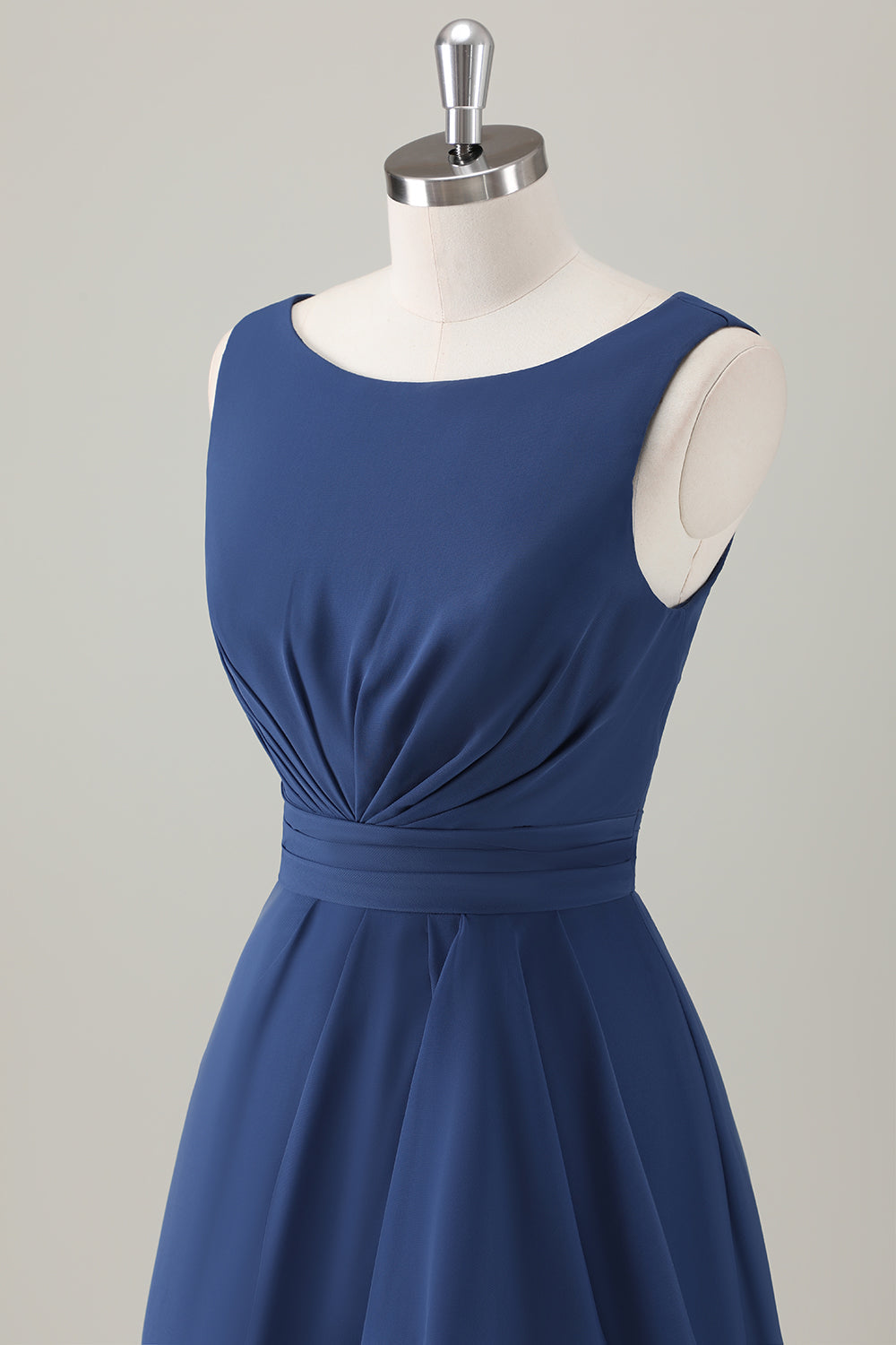 Vestido de dama de honor largo con volantes en línea A azul oscuro con abertura