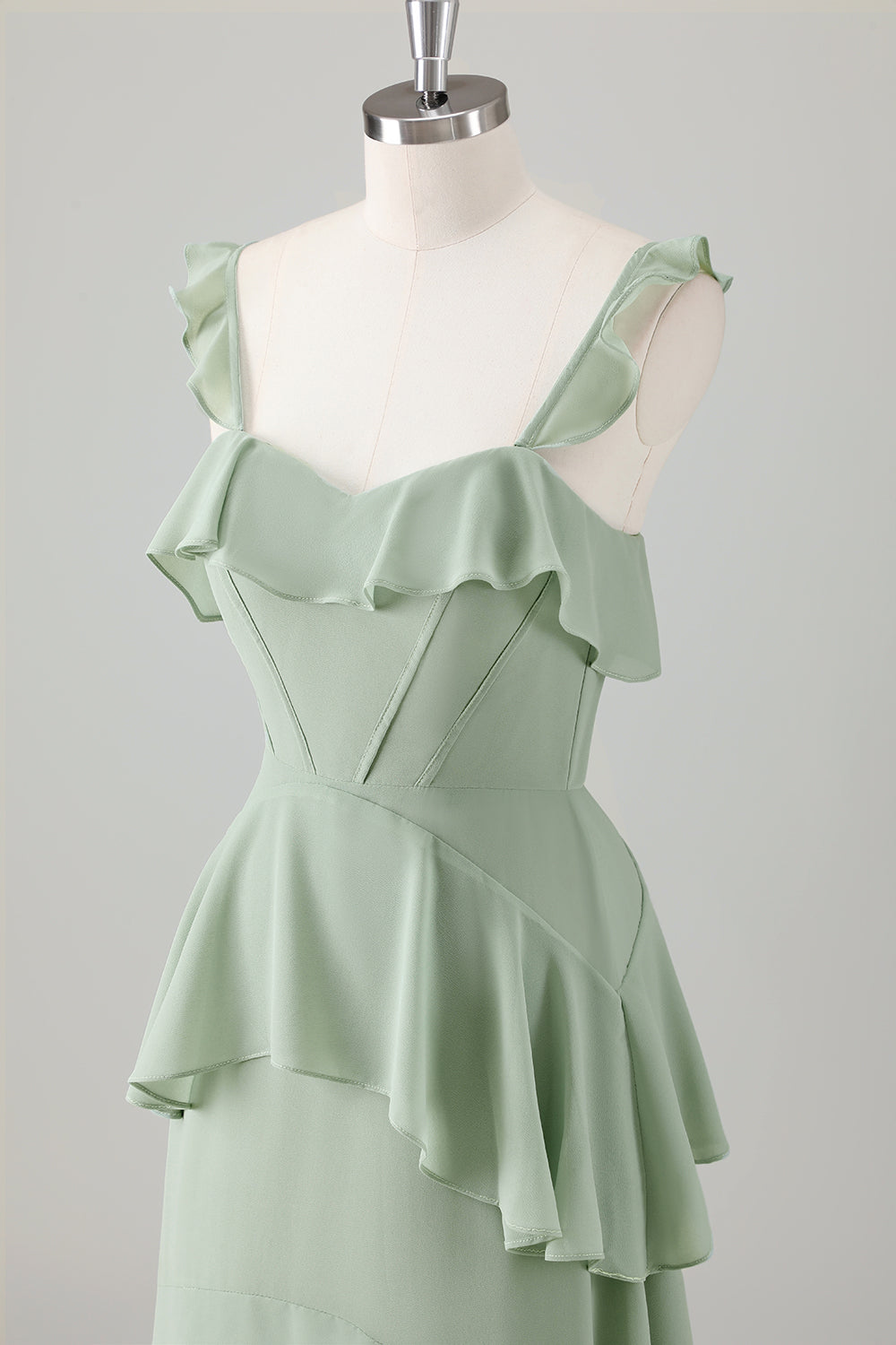 Vestido largo de dama de honor con corsé de gasa escalonado con volantes en línea verde claro