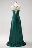 Vestido de dama de honor largo de satén con cordones en la espalda fruncida en verde oscuro