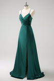 Vestido de dama de honor largo de satén con cordones en la espalda fruncida en verde oscuro