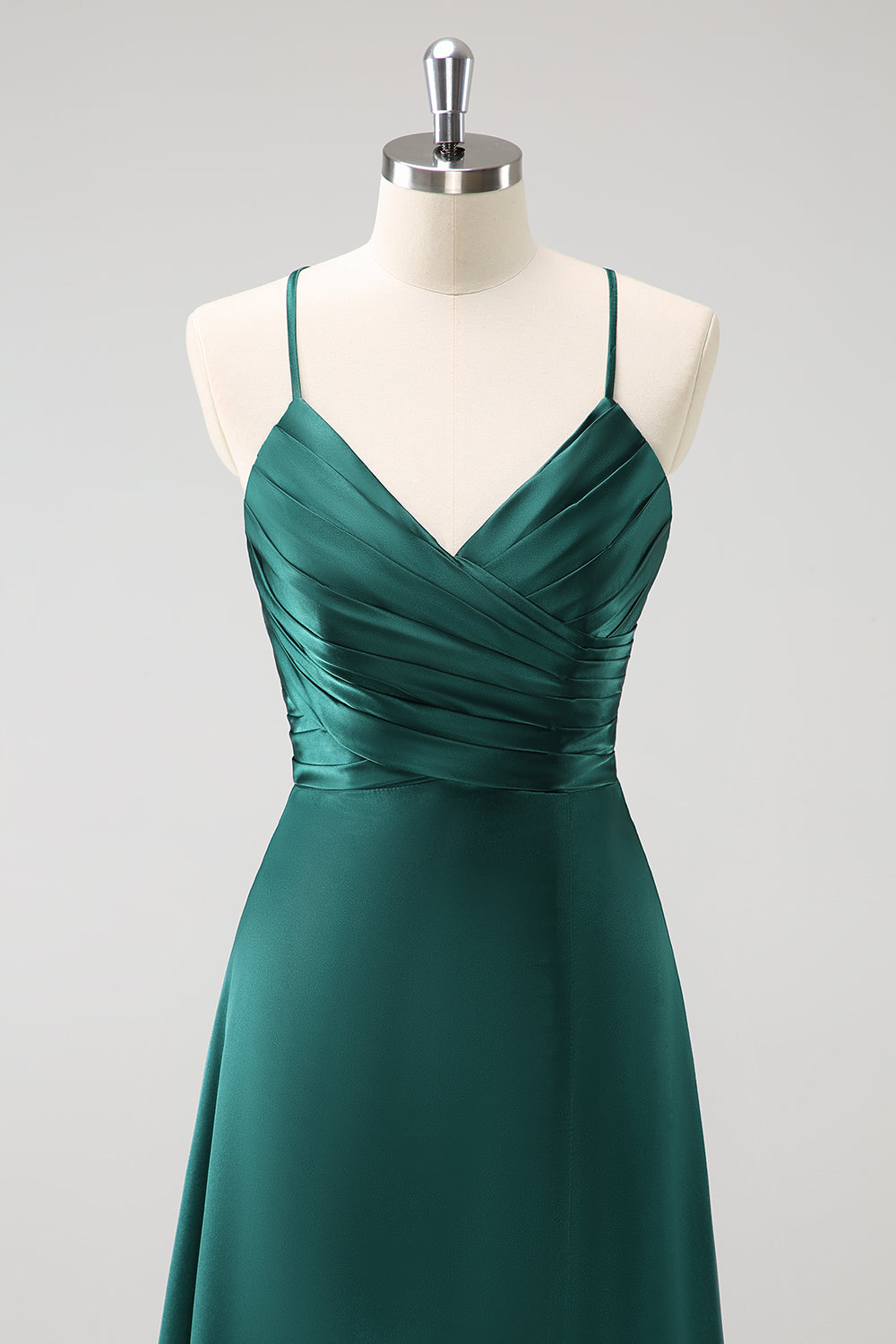 Vestido de dama de honor largo de satén con cordones en la espalda fruncida en verde oscuro