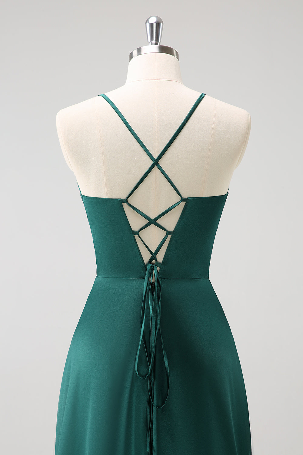 Vestido de dama de honor largo de satén con cordones en la espalda fruncida en verde oscuro
