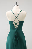 Vestido de dama de honor largo de satén con cordones en la espalda fruncida en verde oscuro
