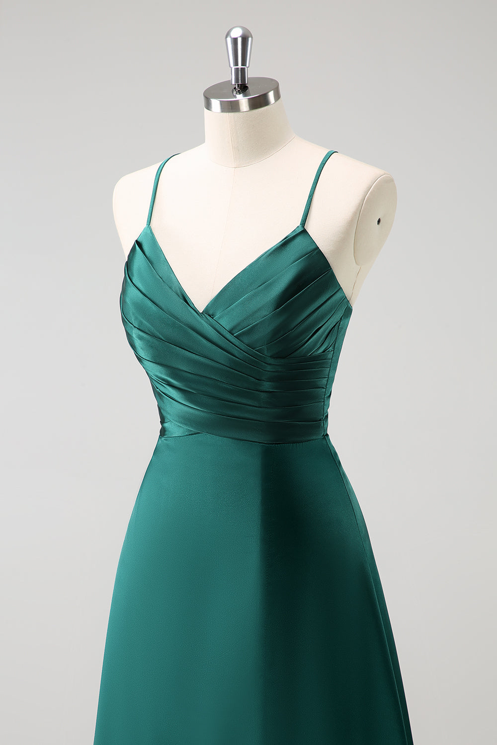 Vestido de dama de honor largo de satén con cordones en la espalda fruncida en verde oscuro