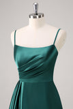 Vestido de dama de honor largo fruncido con tirantes de espagueti verde oscuro