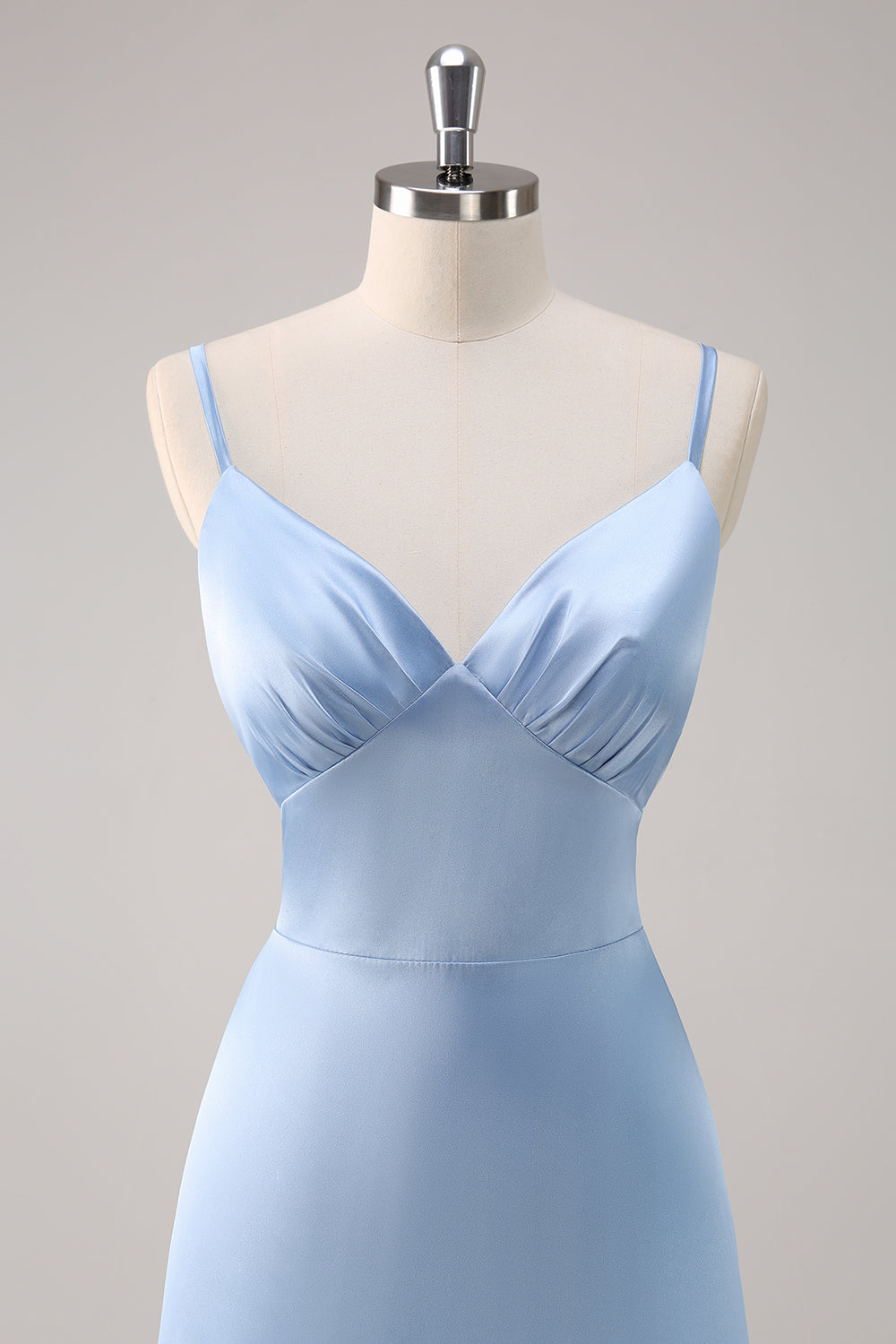 Vestido de dama de honor largo de satén con tirantes de espagueti azul cielo