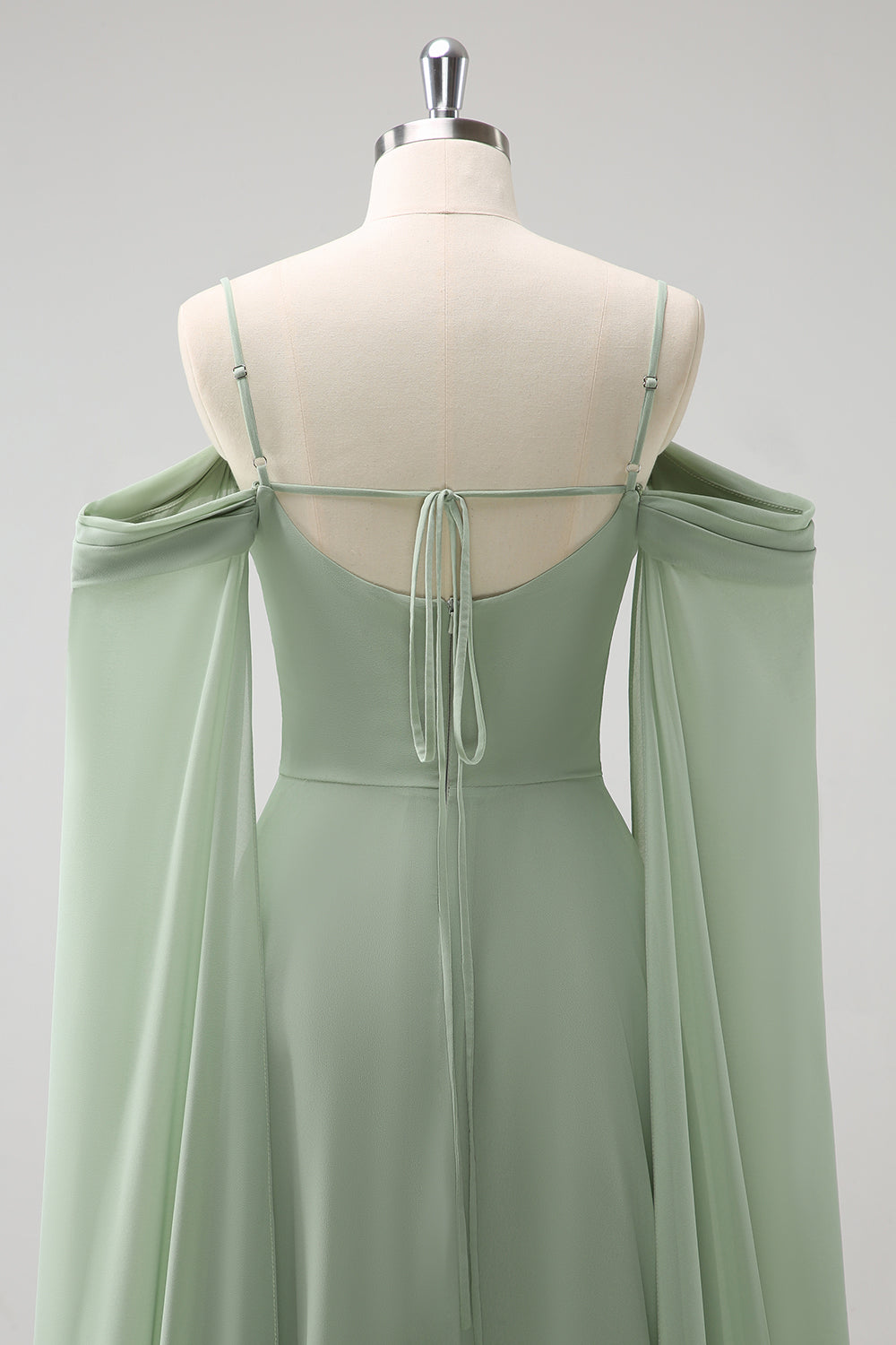 Vestido de dama de honor largo de gasa de gasa de color verde claro con hombros fríos