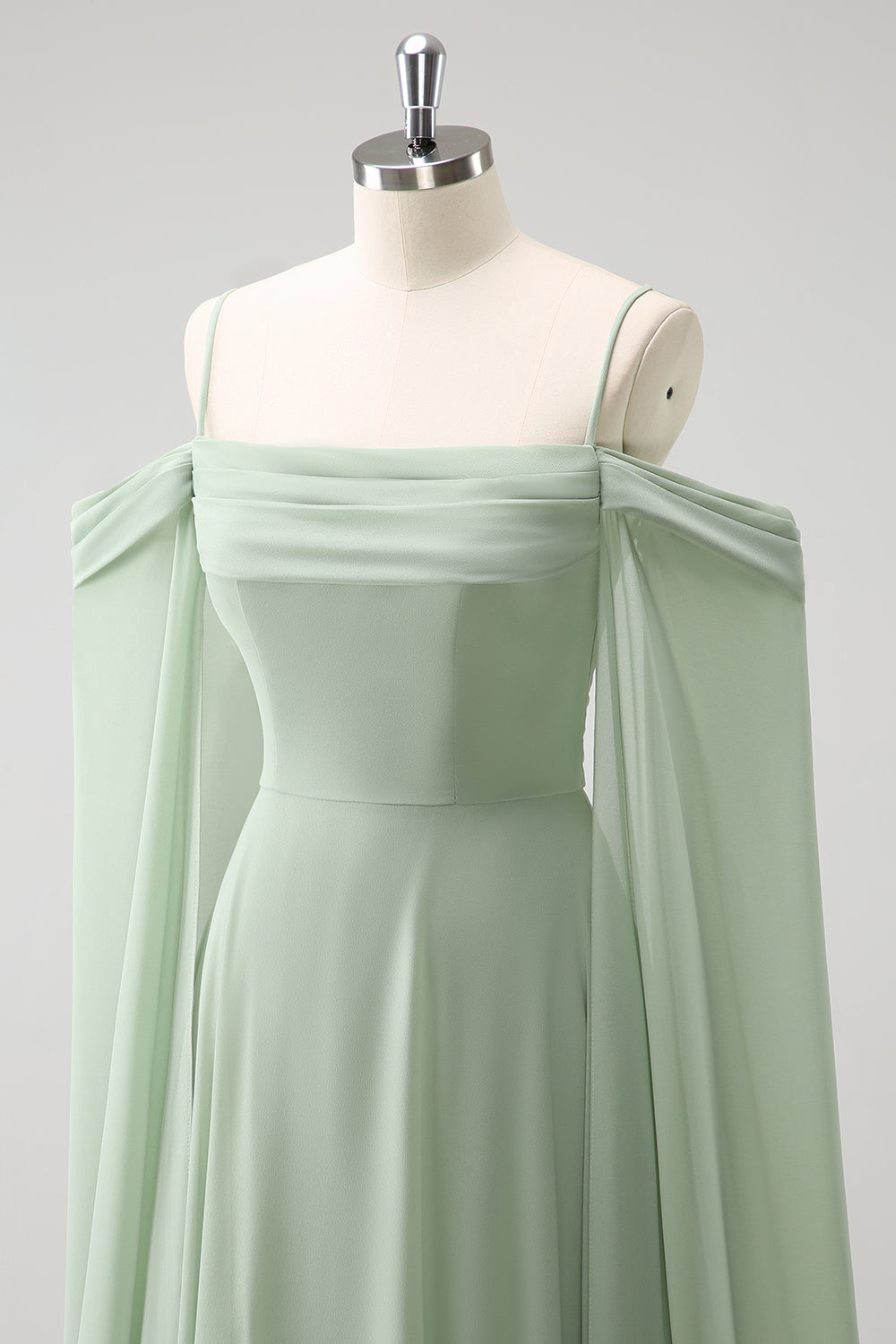 Vestido de dama de honor largo de gasa de gasa de color verde claro con hombros fríos