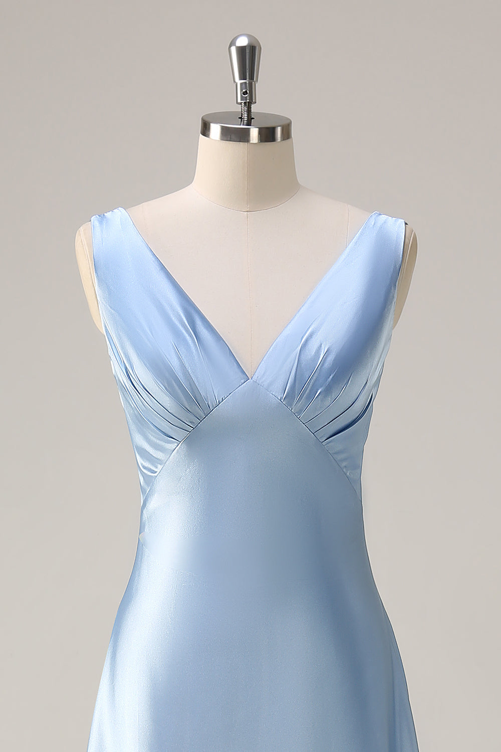 Vestido de dama de honor largo de satén azul cielo con cuello en V y espalda abierta