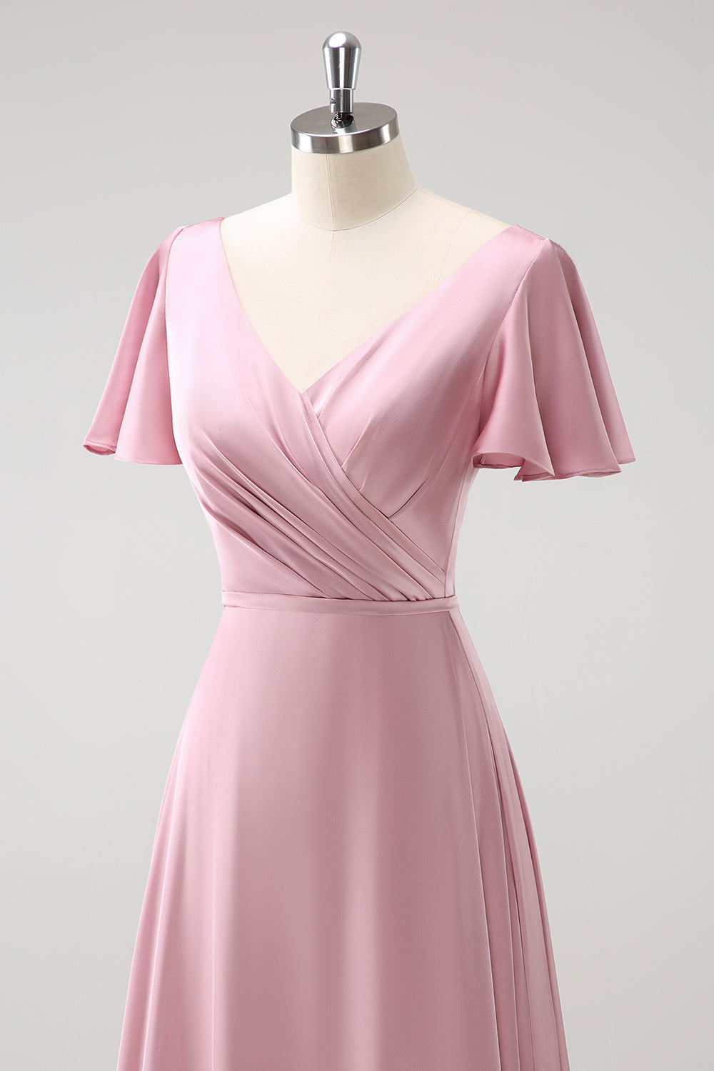 Vestido de dama de honor largo de satén cruzado con volantes cruzados de línea A rosa
