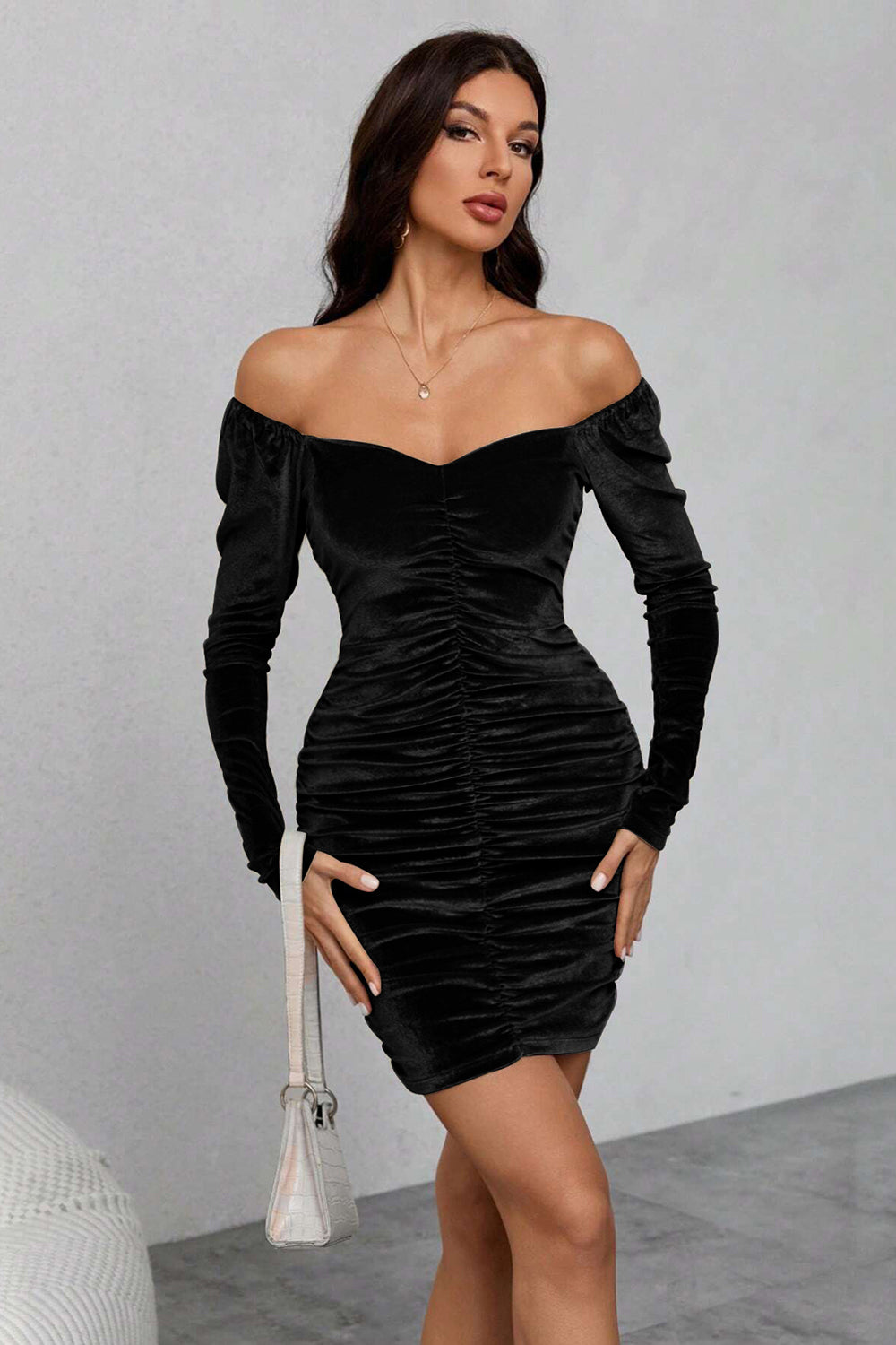 Vestido de fiesta ajustado de manga larga de terciopelo negro