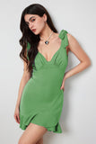 Vestido de fiesta corto verde ajustado con volantes
