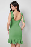 Vestido de fiesta corto verde ajustado con volantes