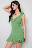 Vestido de fiesta corto verde ajustado con volantes