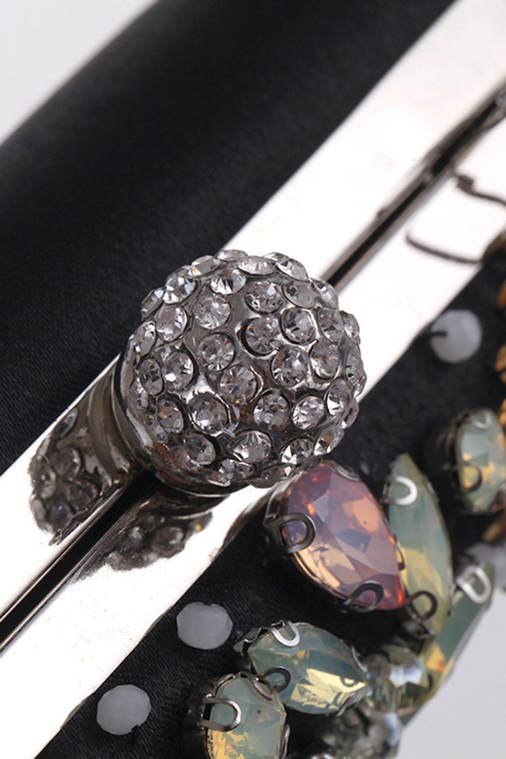 Delicado bolso de mano negro con pedrería