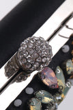 Delicado bolso de mano negro con pedrería