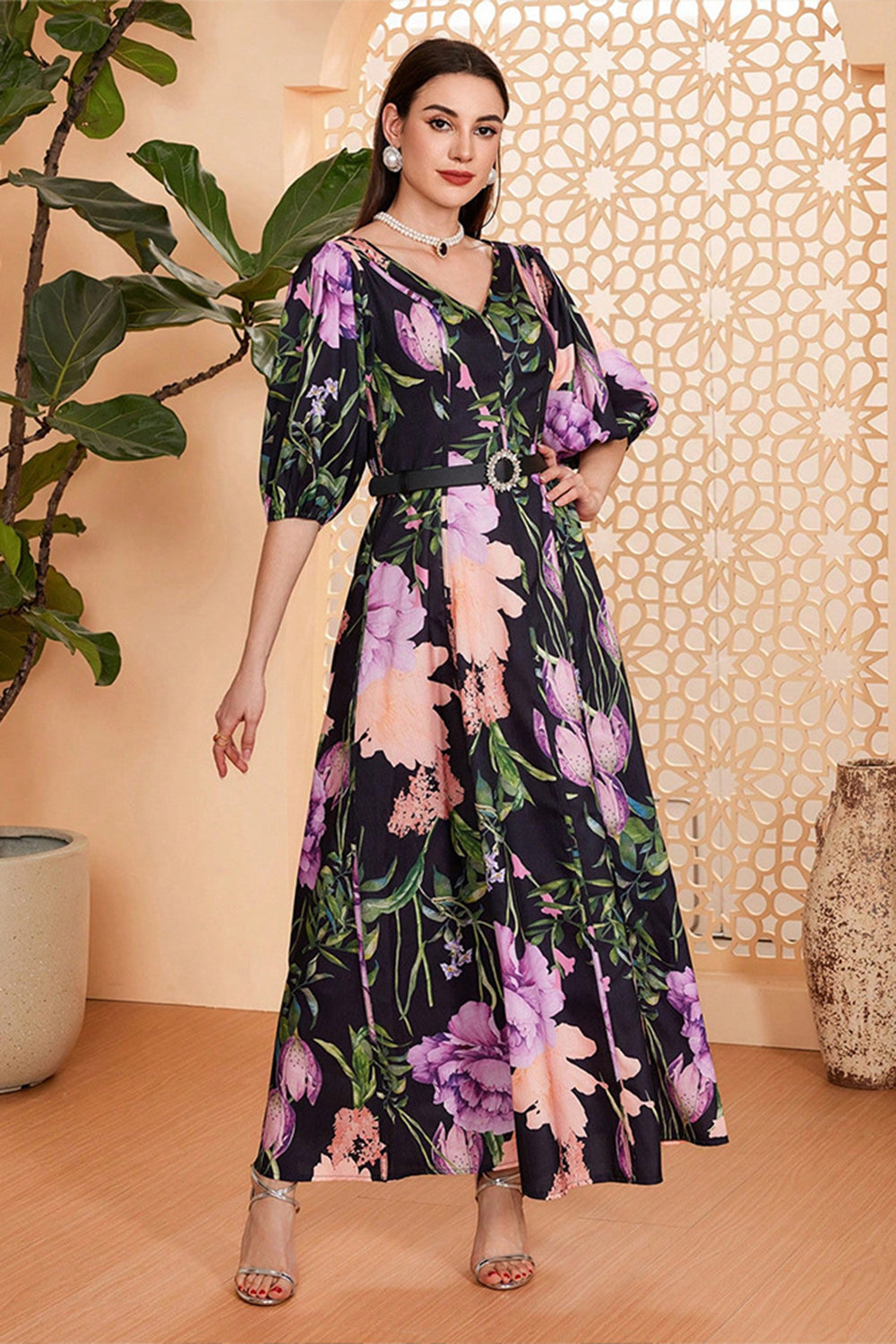 Vestido de fiesta largo con escote en V y flores negras con cinturón