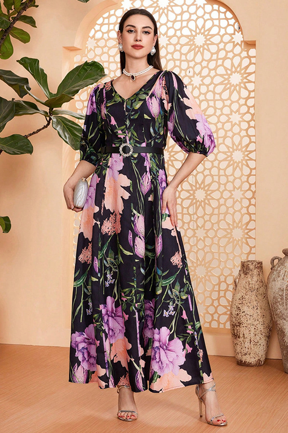 Vestido de fiesta largo con escote en V y flores negras con cinturón