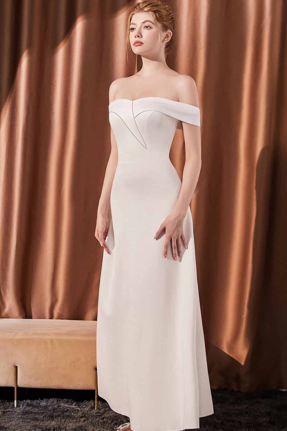 Vestido de fiesta largo de satén blanco con hombros descubiertos