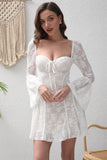 Vestido de cóctel corto de encaje con cuello cuadrado blanco y mangas